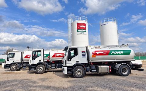 Tres camiones cisterna de Combustibles Don Juan con los colores de Puma, estacionados frente a los tanques de Puma Agro.